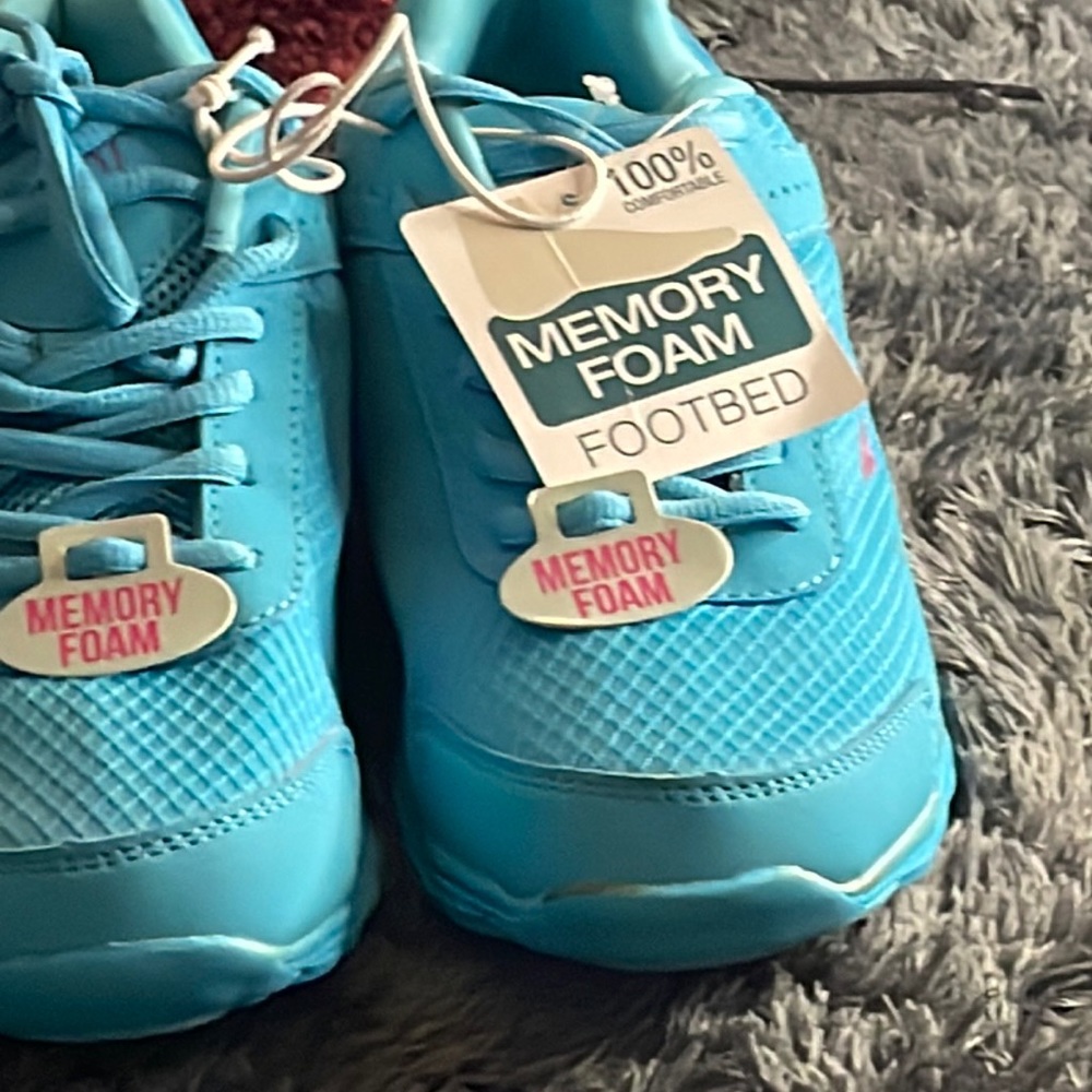 Tennis shoes